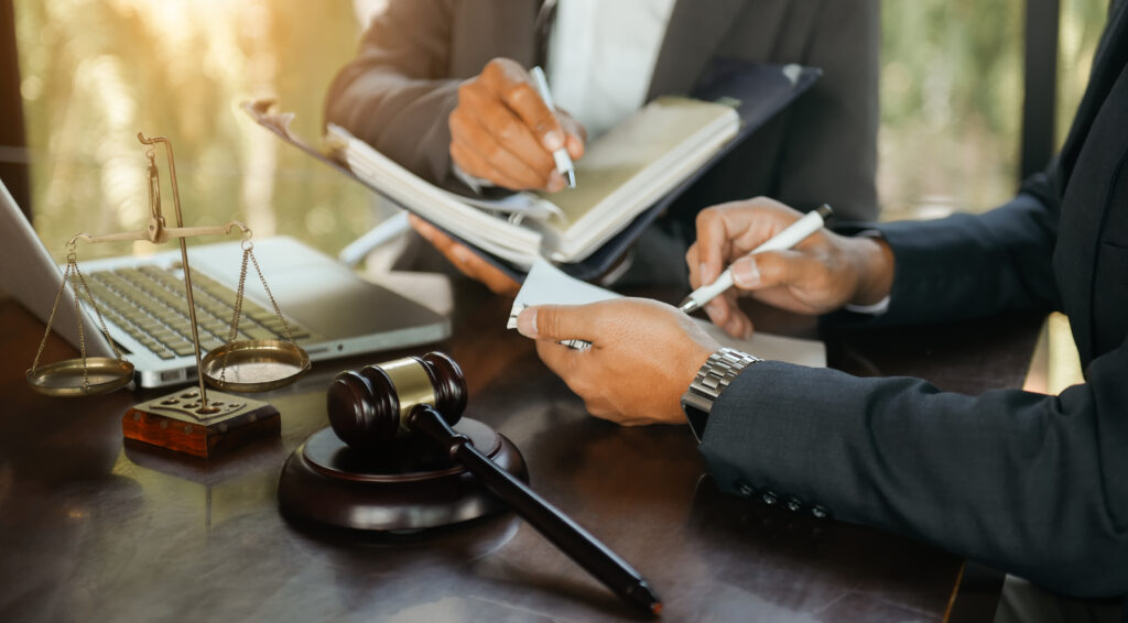 Role of a Corporate Lawyer in Dubai in Reducing Business Legal Risks