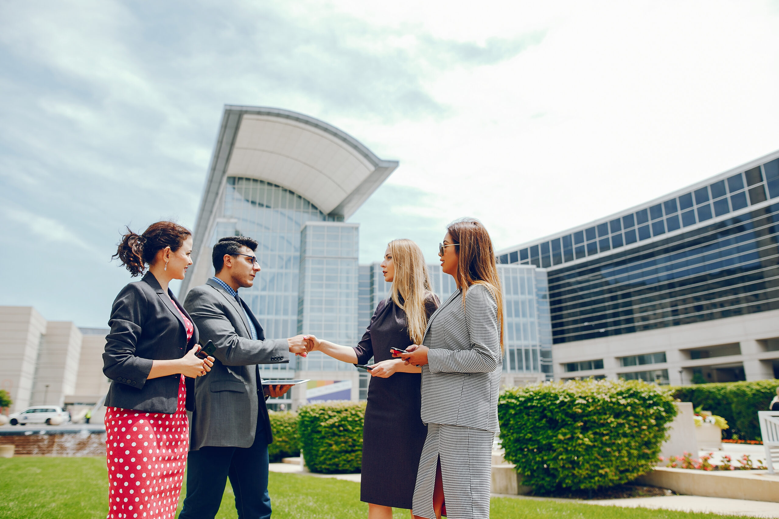 WHEN SHOULD YOU HIRE REAL ESTATE LAWYERS IN DUBAI?